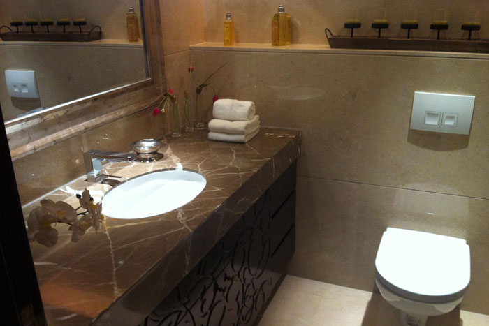 深色石材洗手台泛白如那里置????