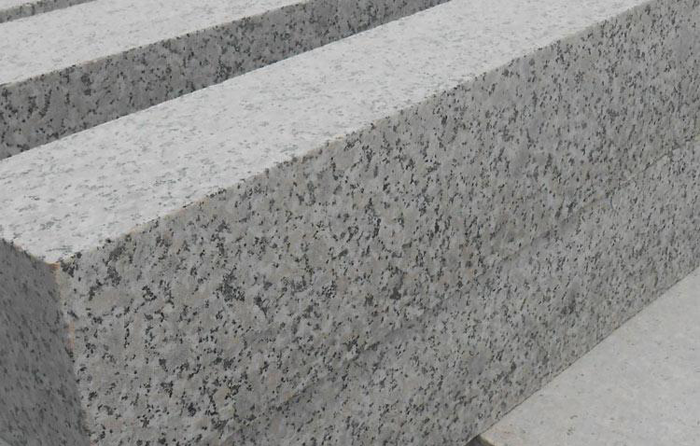 造成路边石破损的原因有哪些
????